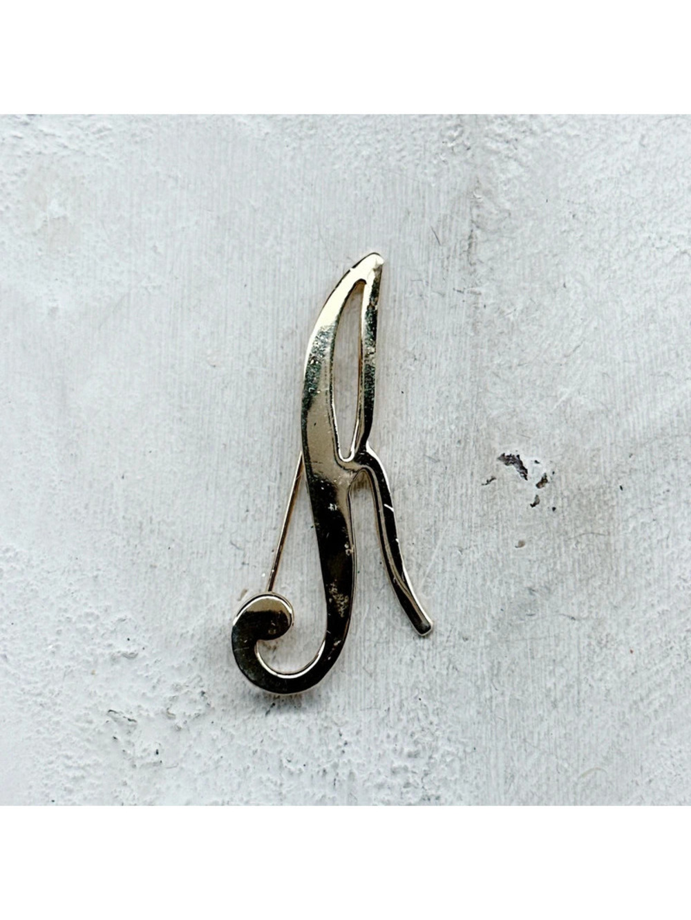 532mc. Mystery Letter Goldtone Brooch